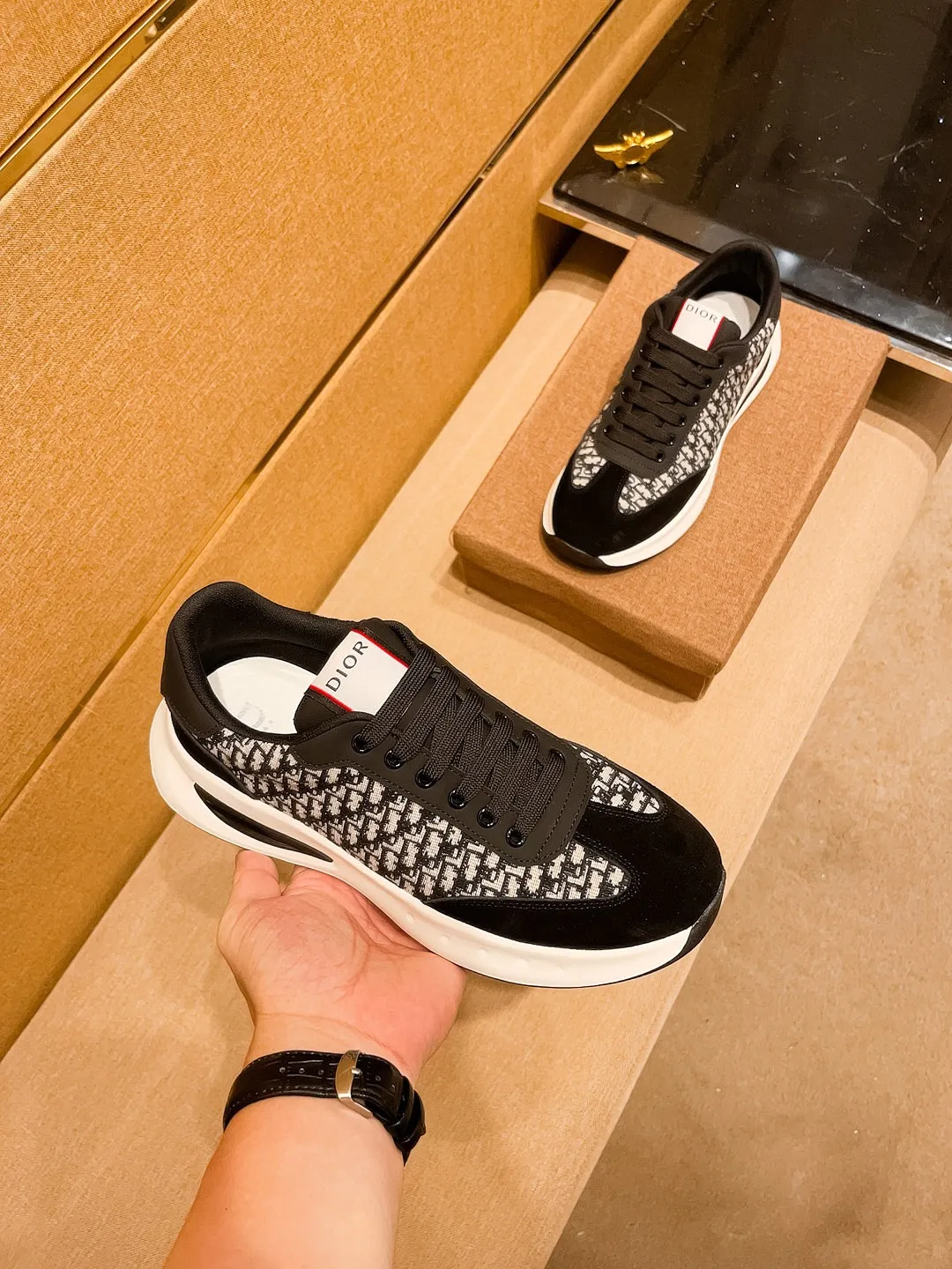 Men's shoes💰 440💰🔥 [Dior] Men's high-end brand of shoes official website 1:1 latest masterpiece: the upper is made of imported first-layer cowhide from Italy, comfortable and breathable lining ➕original non-slip and wear-resistant outsole🔥, making walking more convenient and comfortable! An exclusive new model, a stunning work, a beautiful 1:1 replica [color] compared to the official quality! Create a fashionable personality to set off your uniqueness! A must-have for trendy men! Classic 🔥Size: 39-44 Color: 🔥Multiple colors available